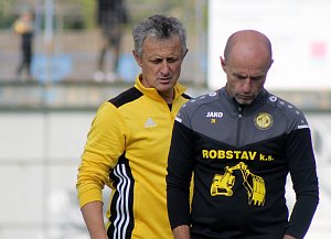 Trenér Stanislav Purkart se svým asistentem Jaroslavem Kluskou chystají FK Robstav na nový ročník ČFL.