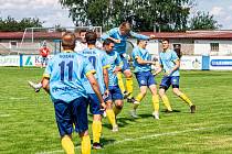 Fotbalisté FK Nepomuk (na archivním snímku hráči v modrých dresech) deklasovali v dohrávce 19. kola krajského přeboru plzeňský Rapid. Jasno bylo už po první půli.
