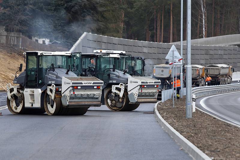 Nová čtyřproudová komunikace mezi Plzní a Třemošnou před dokončením.