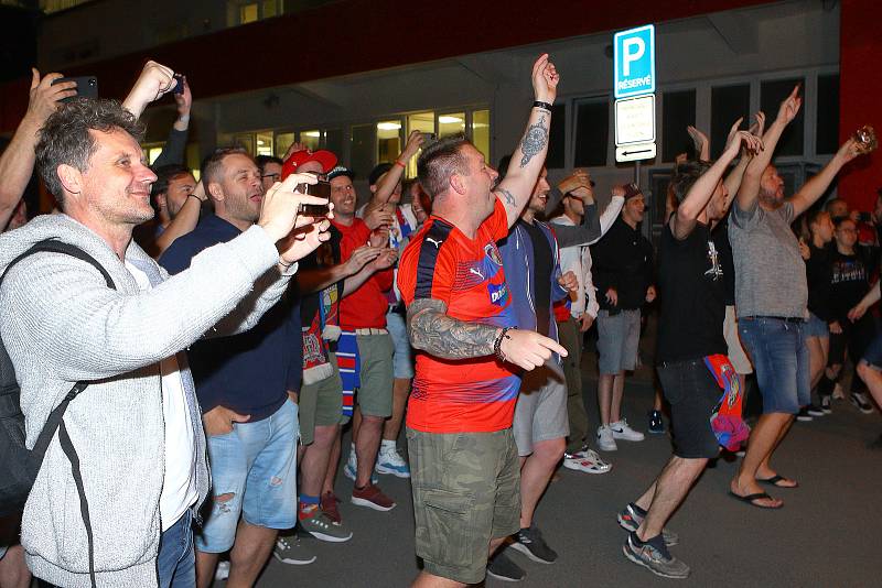 Mistři fotbalové ligy - fotbalisté FC Viktoria Plzeň se po příjezdu z utkání s Hradcem Králové do Plzně pozdravili u stadionu ve Štruncových sadech s desítkami fanoušků, kteří za nimi přišli a doprovodili je pak na oslavu do jedné z plzeňských hospod.