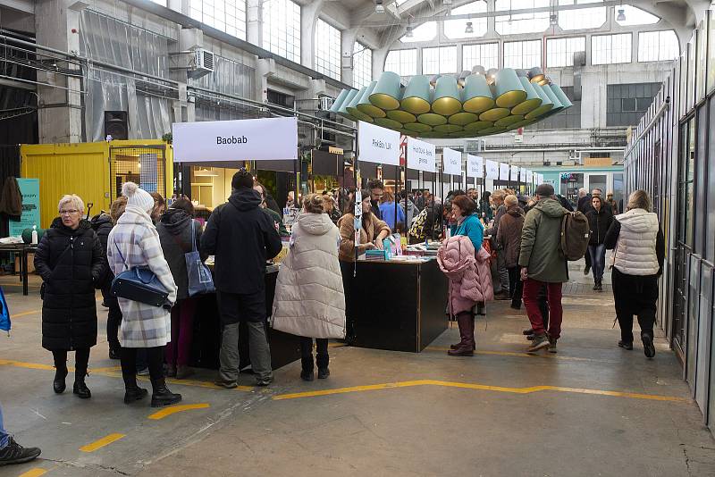 Mint Market v plzeňském DEPU 2015 tentokrát rozšířený o Bookfest nabídl v sobotu a neděli desinovou módu výtvarníků a výrobců z Čech, Slovenska a Ukrajiny a také produkci knih menších nakladatelství. 