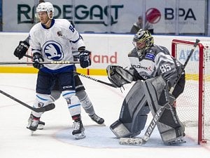 Jan Schleiss (vlevo) před karlovarským gólmanem Vladislavem Habalem.