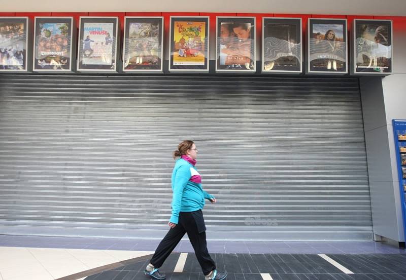 Ve čtvrtek se v Plaze propadl strop předsálí multikina. V pátek má již centrum otevřeno, několik obchodů a kino zůstavají zavřené