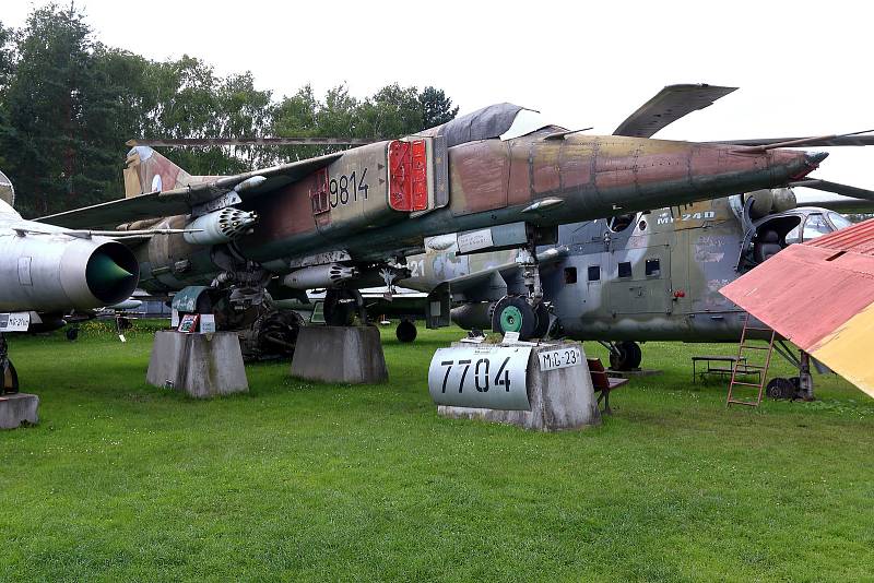 MIG-23 v jednomístné bojové verzi s výzbrojí palubních i přídavných zbraní už v Air Parku Zruč mají.