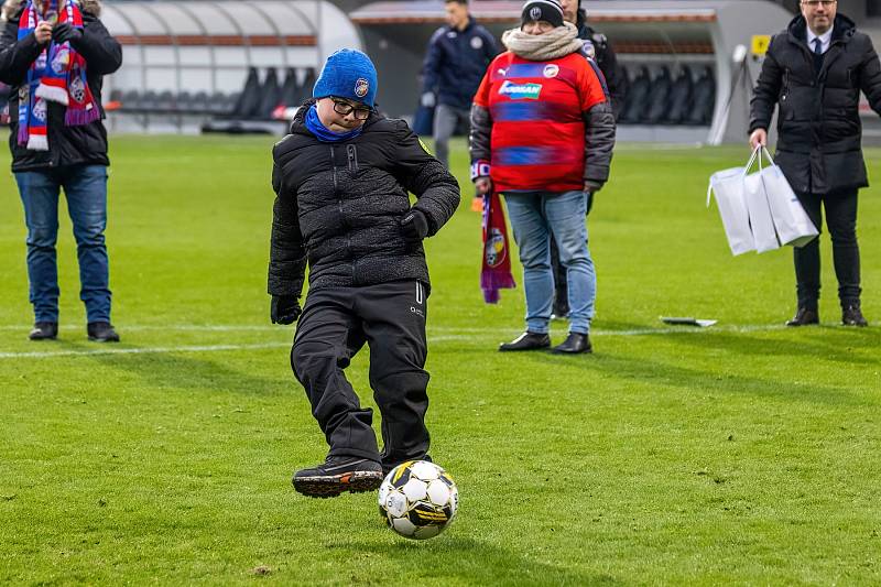 Fotbalisté Viktorie Plzeň podlehli na úvod ligového jara doma nečekaně Hradci Králové 1:2.