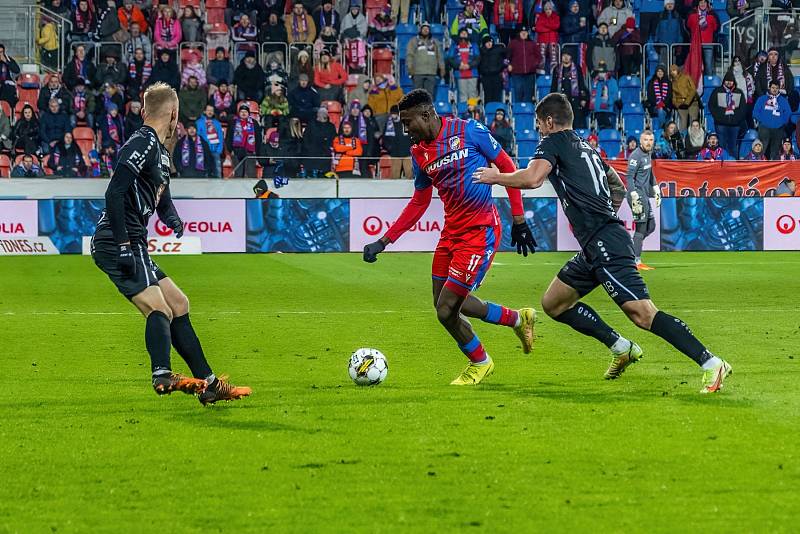 Fotbalisté Viktorie Plzeň podlehli na úvod ligového jara doma nečekaně Hradci Králové 1:2.