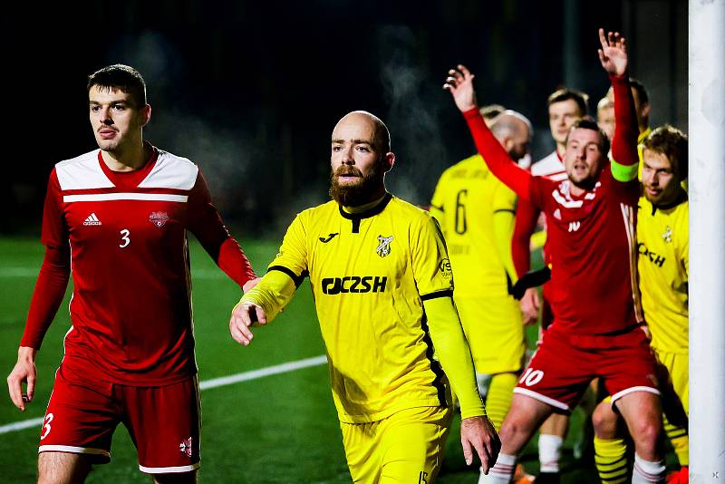 15. kolo krajského přeboru: SK Petřín Plzeň B - TJ Sokol Lhota (na snímku fotbalisté ve žlutých dresech) 5:1 (3:0).