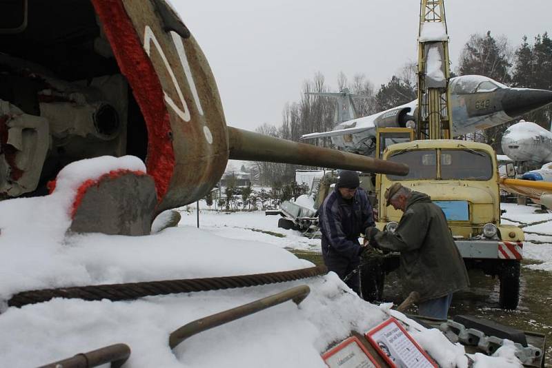 Stěhování tanku T-34 a vrtulník Mi-2 na svém novém místě v Air Parku Zruč