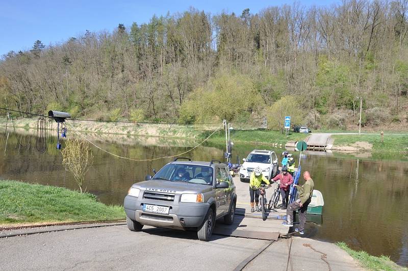 Přívozy na Berounce často využívají cyklisté.