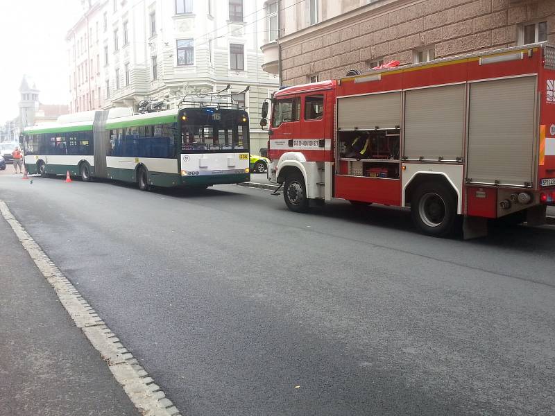 Nehoda trolejbusu a dodávky v Koperníkově ulici