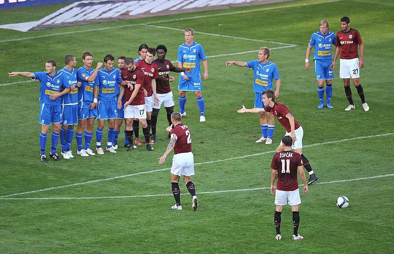 Fotbalisté Viktorie (v modrém) remizovali v 9. kole první ligy v Praze se Spartou 0:0. 