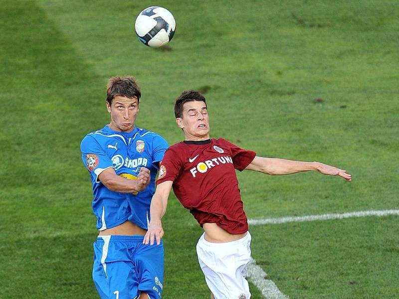 Fotbalisté Viktorie remizovali v 9. kole první ligy v Praze se Spartou 0:0. Plzeňský útočník David Střihavka (v modrém) v souboji s jedním ze sparťanských obránců. 