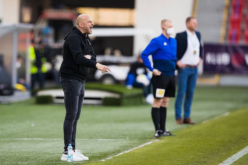 Slovenský kouč plzeňské Viktorie Adrian Guľa během semifinále MOL Cupu s Teplicemi.