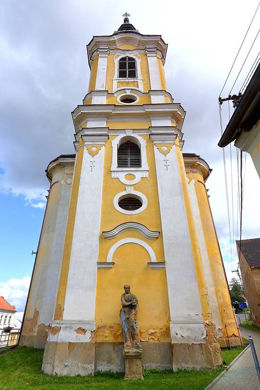 Mezinárodní skupina dobrovolníků pomáhá v Kozolupech s údržbou kostela sv. Štěpána a revitalizací sadu v rámci tzv. workcampu. Čistí sochy, myjí dlaždice, natírají trámy, brousí lavice. Pomoc dobrovolníků přivítali v Kozolupech už podruhé.