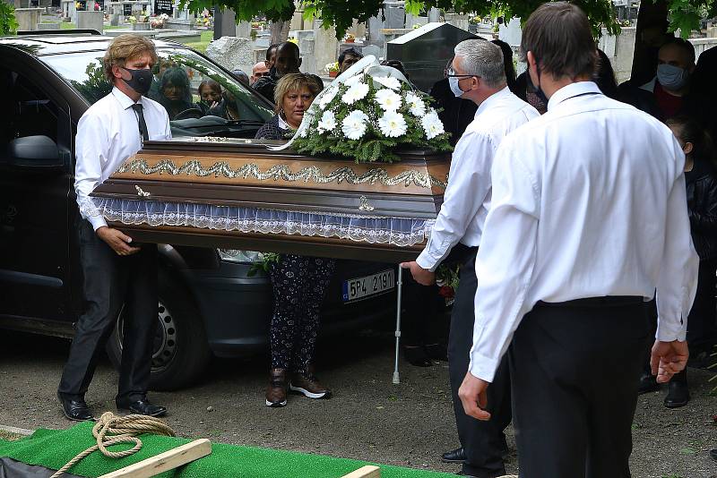 Rodina a blízcí se v pátek rozloučili s oběťmi tragické dopravní nehody osobního auta a vlaku u Kamenného Újezdu na Plzeňsku. Poslední rozloučení proběhlo na hřbitově v Nýřanech.