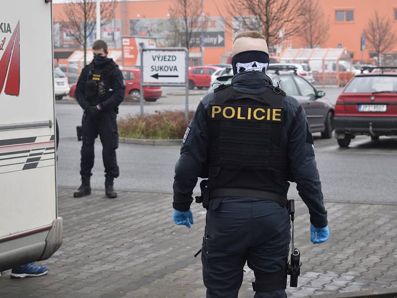 Prodejci v obchodech se chrání, jak mohou. Zatímco v malých krámcích nepouštěli ve středu dovnitř nikoho bez roušky, v plzeňském Kauflandu se museli smířit s tím, že někteří zákazníci se nijak nechrání. To totiž ještě neplatilo nové nařízení vlády.