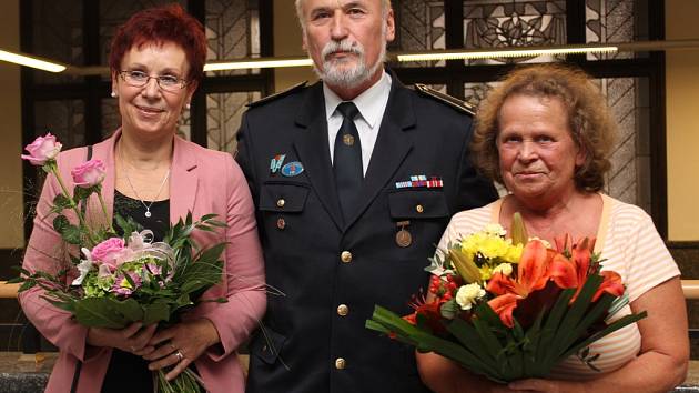 Za práci s dětmi byli oceněni (zleva) pionýrka Vlasta Vasková, dobrovolný hasič Karel Malý a Božena Svobodová, která plete nedonošencům čepičky