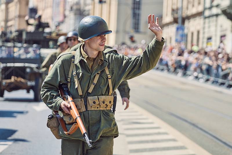 Konvoj svobody s více než 250 historickými vojenskými vozidly projel v neděli centrem města a zakončil letošní Slavnosti svobody. Přehlídky si zúčastnili i tři američtí a dva belgičtí účastníci osvobození v roce 1945, kterým mávaly tisíce lidí.