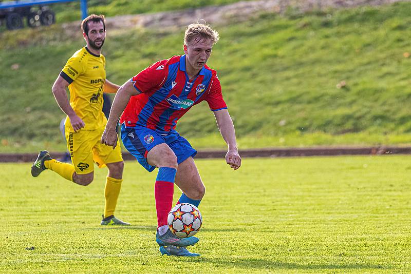 13. kolo FORTUNA ČFL, skupina A: FK ROBSTAV Přeštice (na snímku fotbalisté ve žlutých dresech) - FC Viktoria Plzeň B 1:2 (1:1).