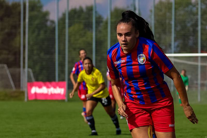 5. kolo 1. ligy žen: FC Viktoria Plzeň (na snímku fotbalistky v červenomodrých dresech) - AC Sparta Praha 1:3 (0:1).