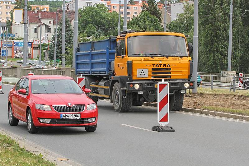 Komplikace přináší řidičům na Rokycanské třídě  zúžení vozovky v obou směrech – na Prahu i od Prahy. Začalo se tu s demolicí a výstavbou dvou mostů u Baumaxu