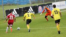 FK Robstav Přeštice (žlutí) vs. SK Petřín Plzeň (červení) 3:1.