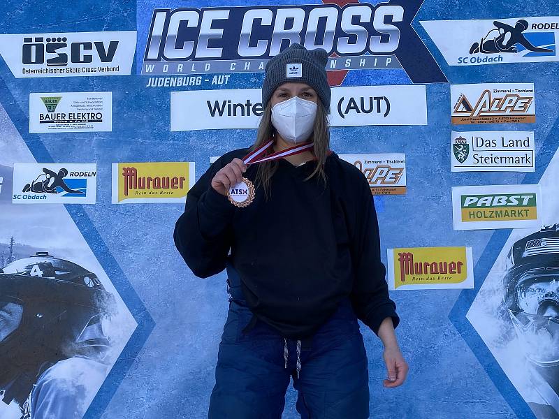 Simona Lejsková s medailí za třetí místo v Ice Crossu.