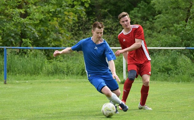 I. B třída, skupina B, 23. kolo: TJ Sokol Štěnovice (na snímku fotbalisté v modrých dresech) - SK Kovodružstvo Strážov (červení) 2:2.