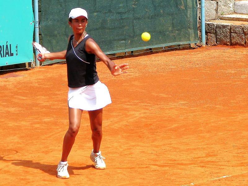 VYŘAZENÍ. Česká tenistka Pernilla Mendesová ukončila své působení na mistrovství Evropy do 14 let v Plzni ve čtvrtfinále. Tam ji vyřadila Belgičanka Mestachová.