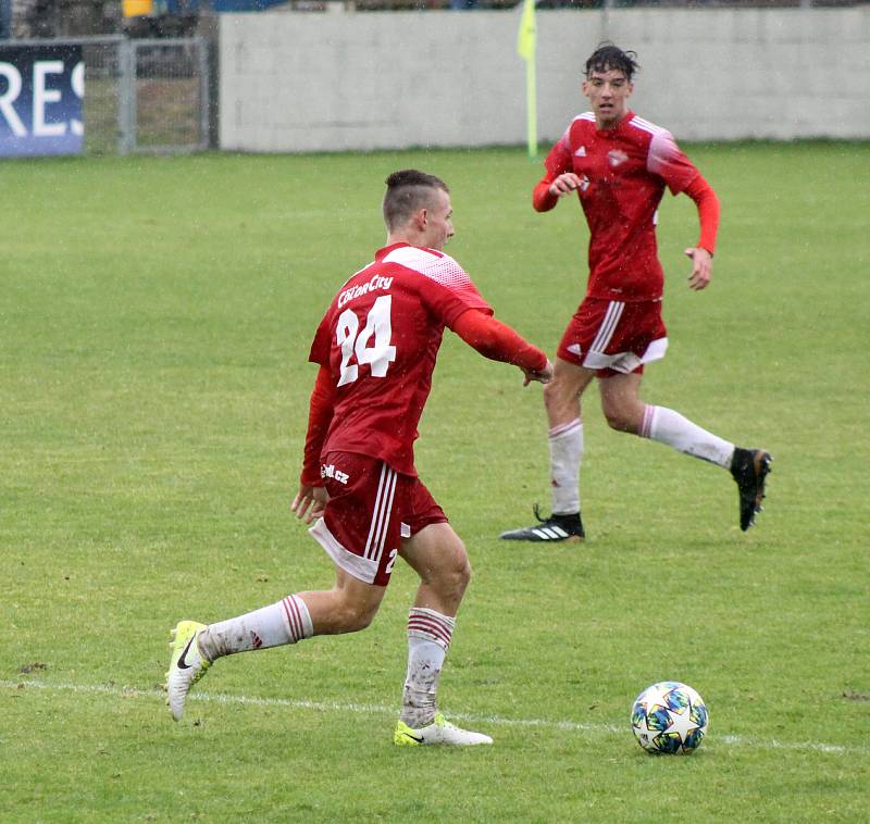 Kryštof Bílik (červený dres - číslo 24) v zápase proti Přešticím.