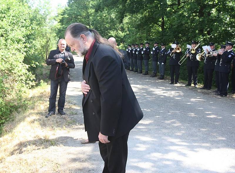 Policisté a rodina v Letkově uctili památku zastřeleného poručíka Jiřího Hrubého