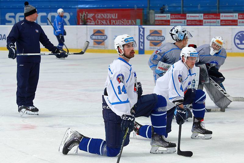 Slovenský hokejista Peter Čerešňák, bek plzeňské extraligové Škodovky, přivezl na čtvrteční trénink ukázat bronzovou medaili z Olympijských her v Pekingu.