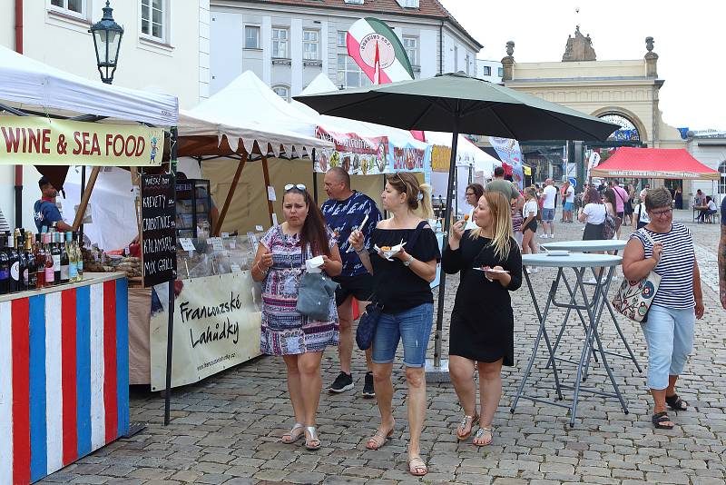 Návštěvníci gastrofestivalu Street Food Plzeň v pivovaru Prazdroj mohli ochutnat ze široké nabídky asijských specialit, čerstvých ryb, šťavnatých burgerů, tradičních pokrmů z dalekých zemí, ale i sladkých dezertů a plzeňského piva.