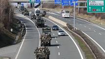 Konvoj vozidel armády USA na dálnici D5 nedaleko Plzně.