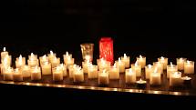 Zapálené svíčky přinesli trhovci do centra Vánočního trhu v Plzni. Kvůli covidové pandemii a vládním opatřením došlo k jejich uzavření.