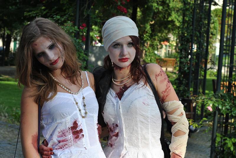 Populární zombie walk má za sebou další ročník. Na sto třicet účastníků prošlo Plzní, přímo během Dne Meliny Mercouri.  