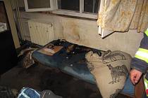 Prostor požáru bytu v Plzni po uhašení.