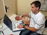 Na vyšetření srdce a cév se dostavil po lékařské výzvě také Milan Štěpánek z Plzně, který se studie MONICA zúčastnil již dříve. Ultrazvuk srdce a krkavic mu na snímku dělá lékař Petr Kuchynka