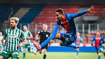 Viktoria Plzeň (červenomodrá) - Bohemians Praha. Plzeňský Jhon Mosquera (ve výskoku).