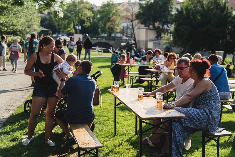 Festival Za dveřmi je... divadlo v rámci Živé ulice v Plzni.