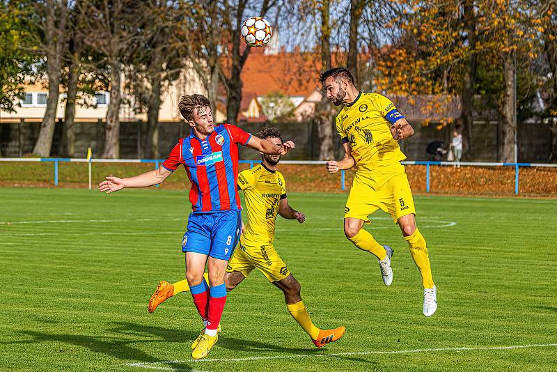 13. kolo FORTUNA ČFL, skupina A: FK ROBSTAV Přeštice (na snímku fotbalisté ve žlutých dresech) - FC Viktoria Plzeň B 1:2 (1:1).