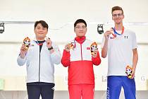 Pavel Schejbal (vpravo) hrdě ukazuje bronzovou medaili. Zleva stříbrný Korejec Hojin Lim a vítěz Číňan Kai Hu.  
