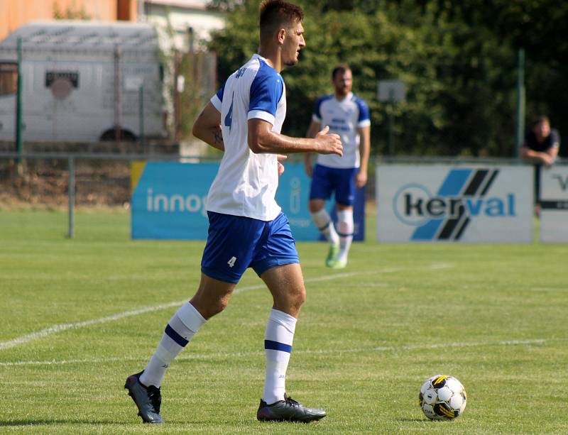 2. kolo FORTUNA ČFL, skupina A: FK Králův Dvůr - FK ROBSTAV Přeštice (hráči ve žlutých dresech) 4:1 (1:0).