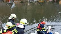 Nácvik hasičů na přehradě Hracholusky pro případ povodňové situace