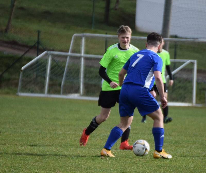 I. B třída, skupina B (15. kolo): SK Bolešiny (na snímku fotbalisté v modrých dresech) - TJ Sokol Štěnovice (zelení) 4:0.