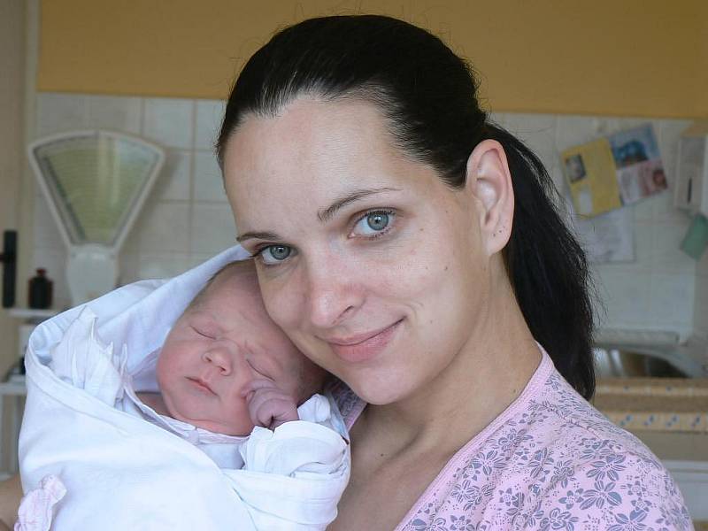 Lucinka (3,30 kg, 50 cm), která se narodila 28. 12. ve 23.20 hod. v Mulačově nemocnici, je prvorozená dcera Jany a Martina Pavlasových z Plzně a prvním vnoučkem prarodičů z obou stran