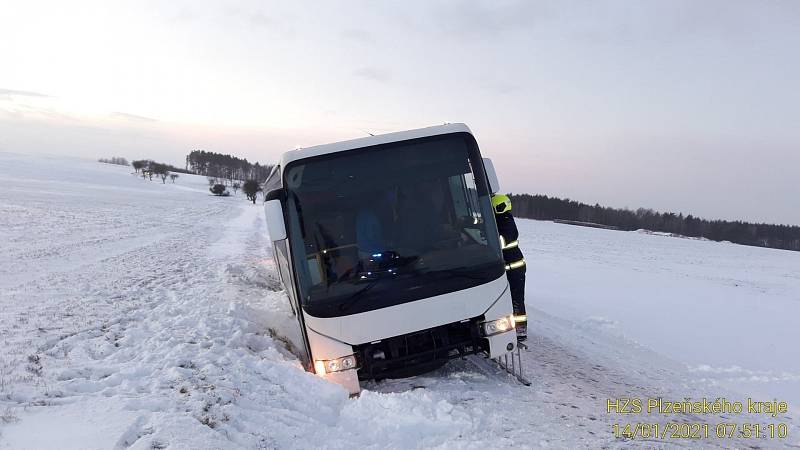 Autobus se vyhýbal protijedoucímu autu a spadl do příkopu