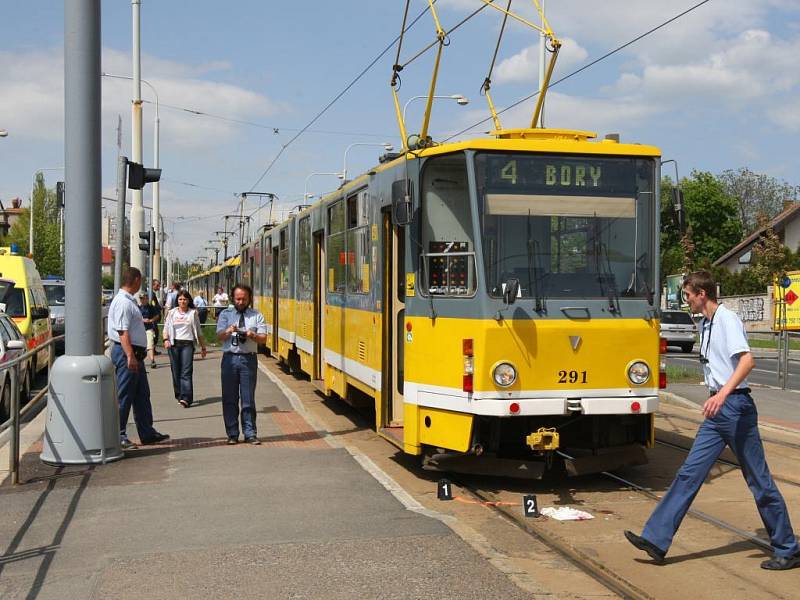 Na zastávce Ulice Boženy Němcové srazila v úterý odpoledne tramvaj muže