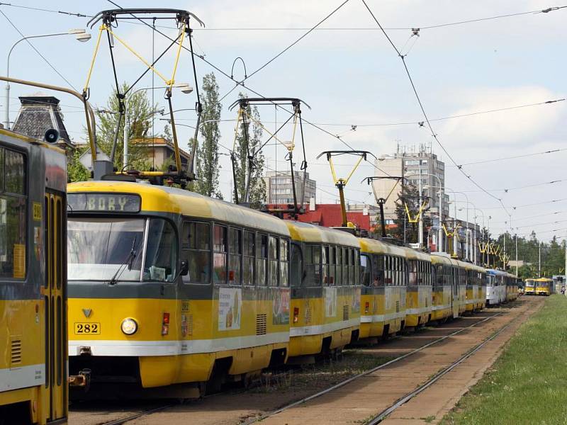 Na zastávce Ulice Boženy Němcové srazila v úterý odpoledne tramvaj muže