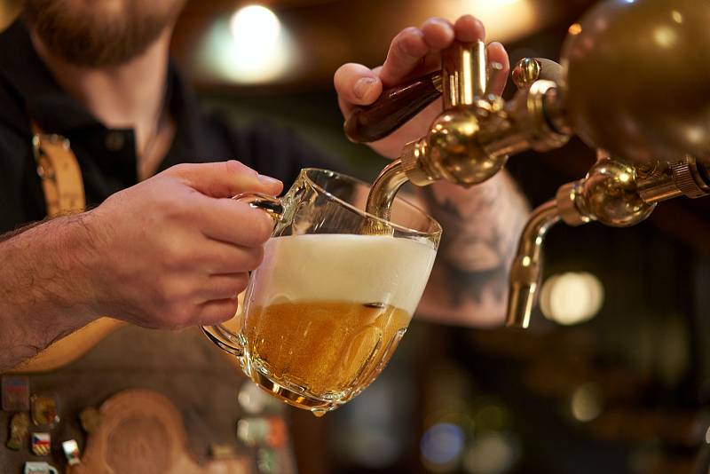 Ceny piva rostou nejrychleji od začátku tisíciletí. I tak jsou pořád v celoevropském srovnání nízké a Češi zůstávají ve spotřebě i výrobě nápoje světovými přeborníky.